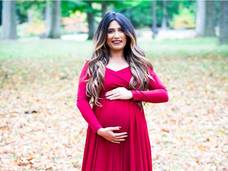 Outdoor maternity photo session in natural light